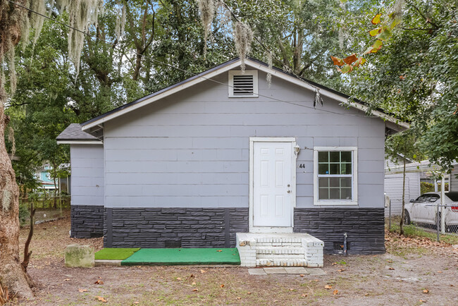 Primary Photo - Cozy Home