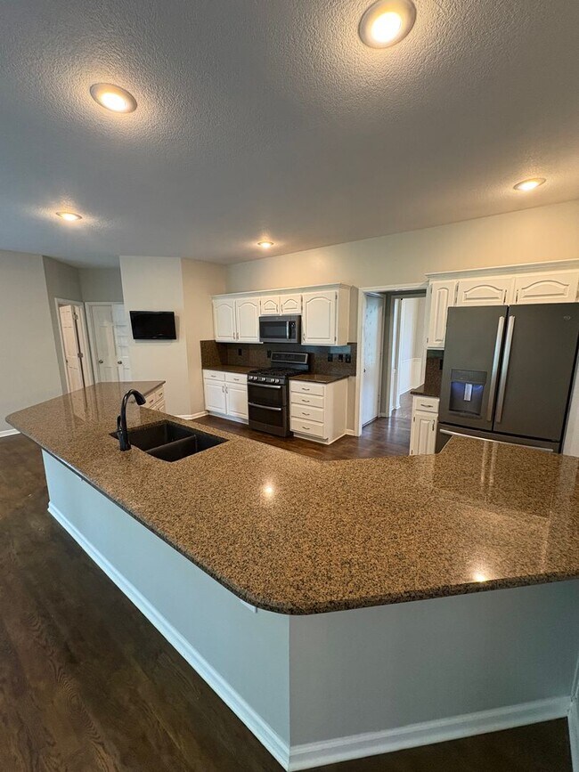 Building Photo - 4 bed/4.5 bath Overland Park Home with Multiple Entertainment Areas in Blue Valley