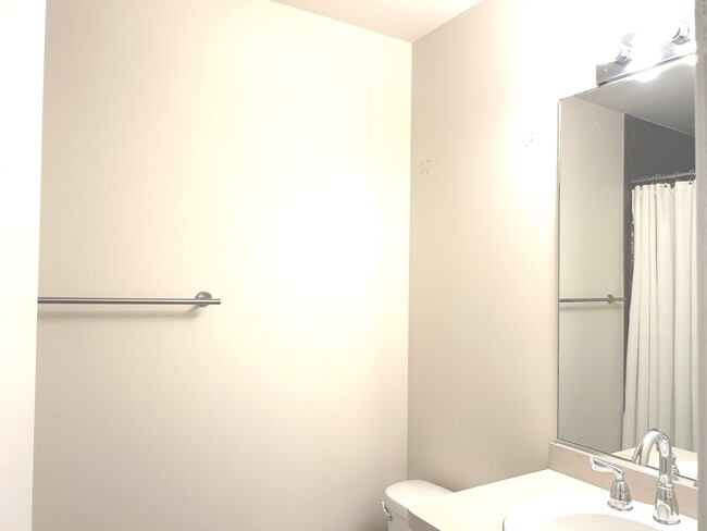 Building Photo - 873 N Larrabee St