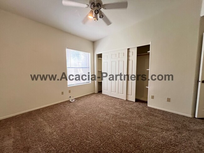 Building Photo - 2 bed PLUS a Den-Quiet Townhouse Community