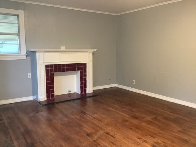 Building Photo - 2 Bedroom 1 Bath available for Rent