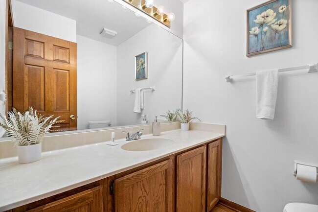 Building Photo - 121 S Windham Ln