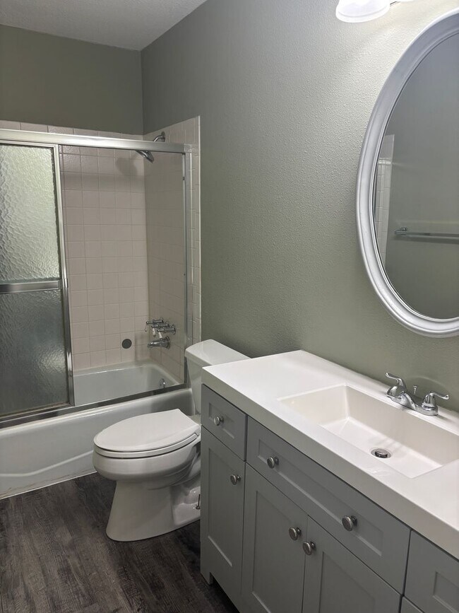 Building Photo - Remodeled 3/2/2 with Lots of Square Footage!