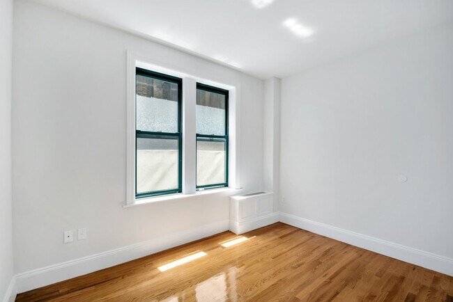 Building Photo - 226 E 70th St