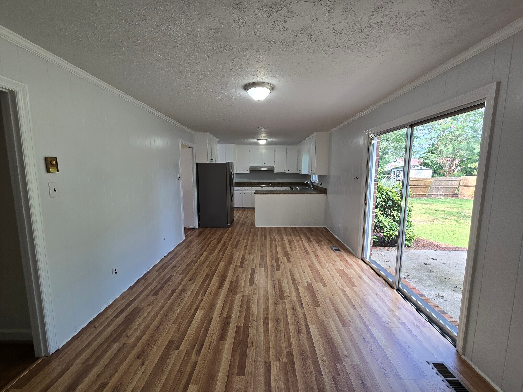 Building Photo - 205 Pinewood Dr