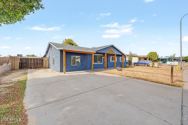 Building Photo - 6944 W Solano Dr N