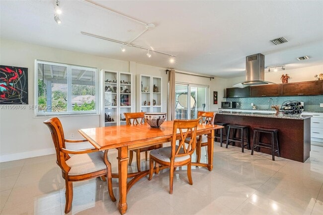 Building Photo - 8761 Ridgeland Dr