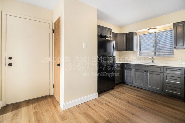 Building Photo - 1015 36th St SW