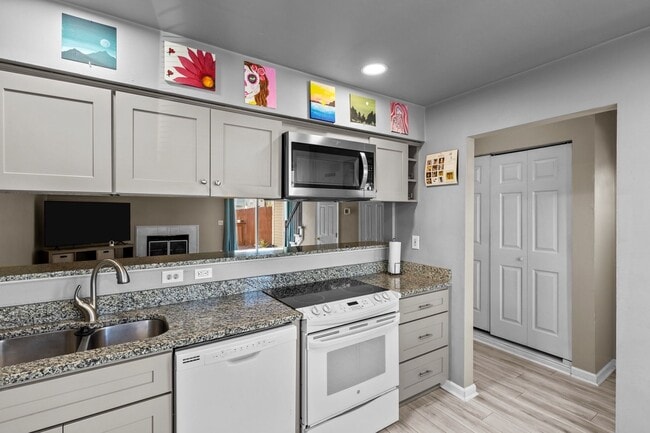 Building Photo - Charming and updated Virginia Beach townho...