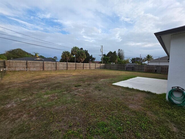 Building Photo - 982 SW Commonwealth Rd