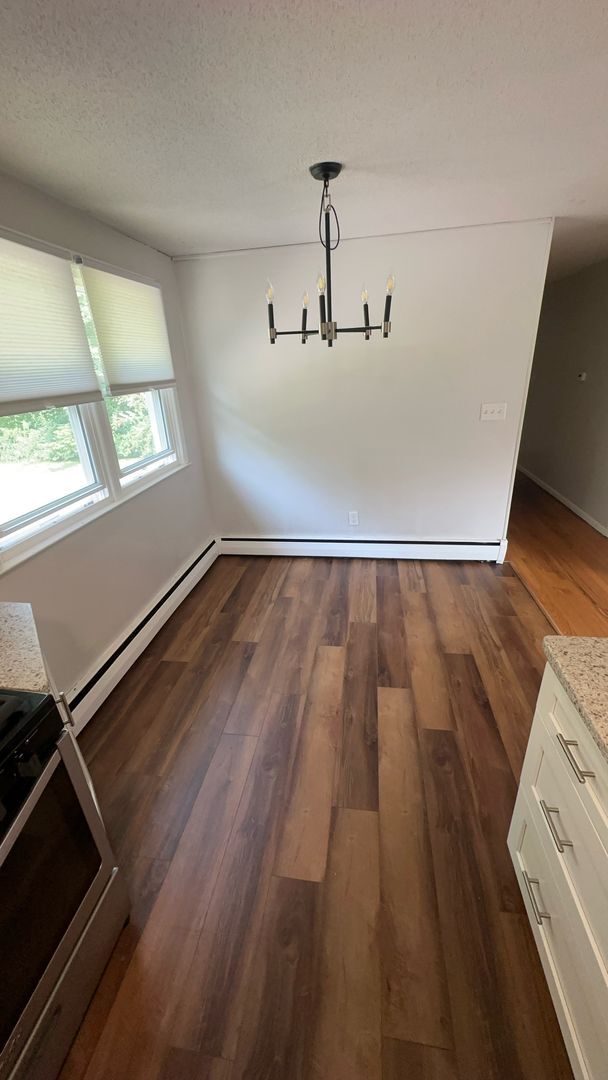 Building Photo - Quaint Single Family in Mystic!
