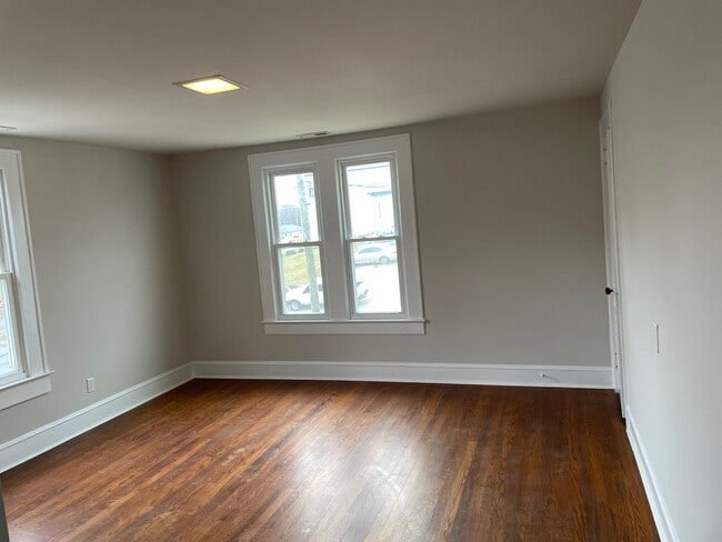 Building Photo - 328 Sellars St