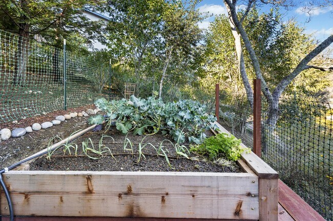 Building Photo - Breathtaking Views & Luxurious Furnished Rental in Oakmont's 55+ Community!