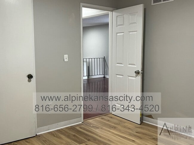 Building Photo - NE 4 Bedroom Duplex, Garage, Vouchers OK