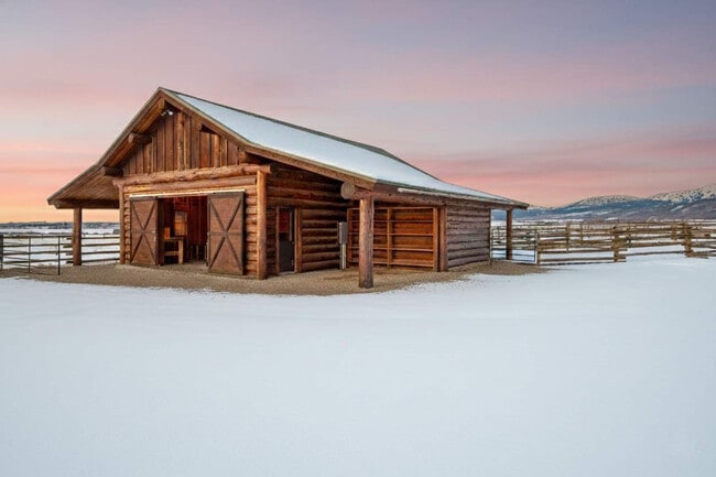 Building Photo - 1330 Larsen Ln