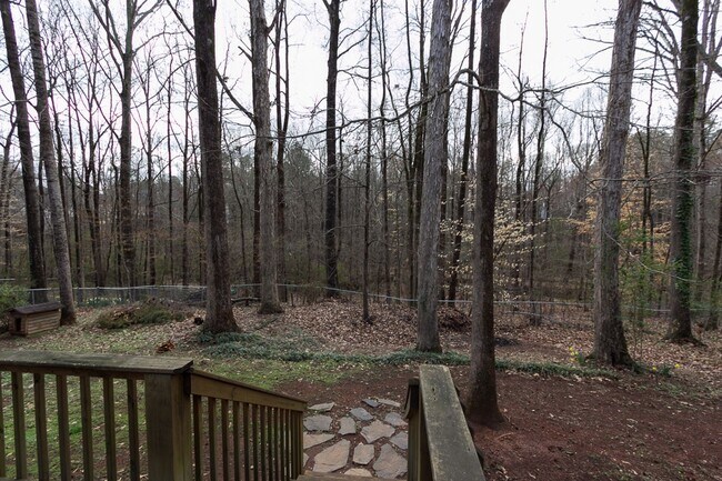 Building Photo - COMING SOON - Spacious 3 Bedroom, 2 Bathro...