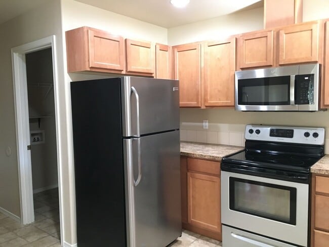 Building Photo - 3 Bedroom Duplex in SW Redmond
