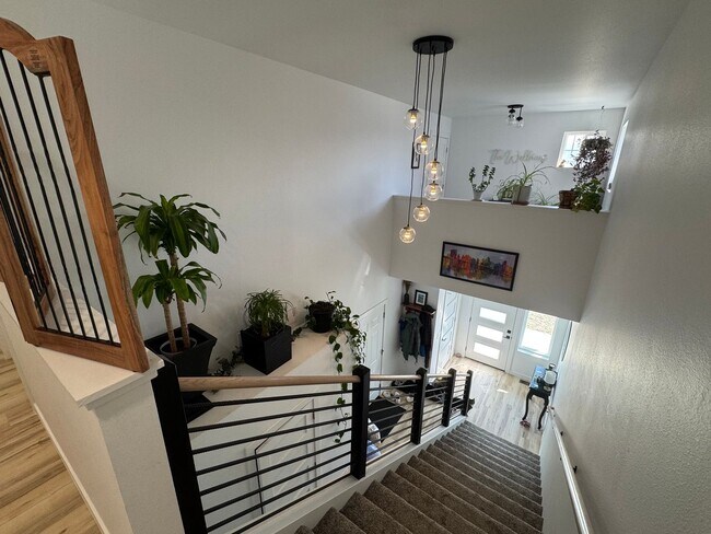 Building Photo - Beautiful 3 bed 2.5 bath Townhome
