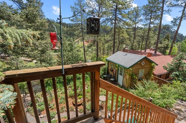 Building Photo - Cozy Green Mountain Falls Cottage