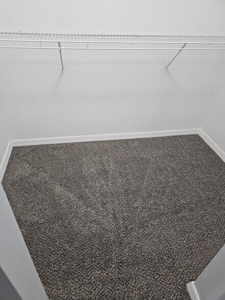 Building Photo - 302 Aylesbury Ct