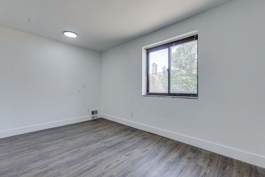 Building Photo - 732 E Warrington Ave