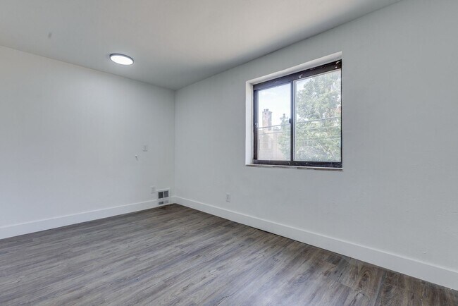 Building Photo - 732 E Warrington Ave
