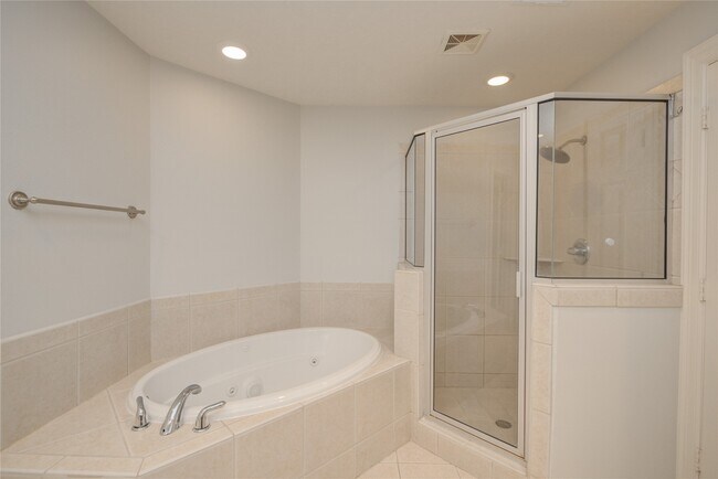 Building Photo - 13619 Brookbluff Ln