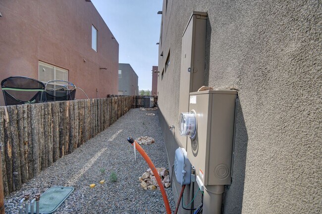 Building Photo - Immediate Move In Available! $300 Off Move...