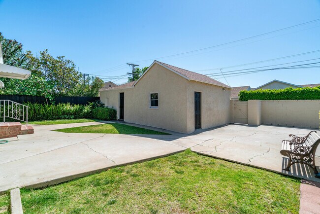 Spacious rear yard cont - 2935 Westwood Blvd