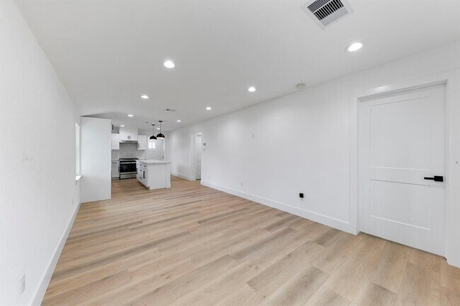 Building Photo - 5610 Chapman St