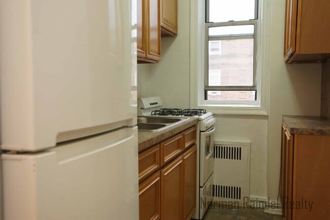 Building Photo - 1565 E 14th St