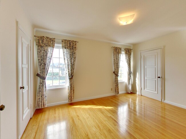 Building Photo - Spacious Four Bedroom Home in Lone Mountain