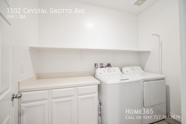 Building Photo - Stunning 3 Bed, 3 Bath Home in Thriving La...