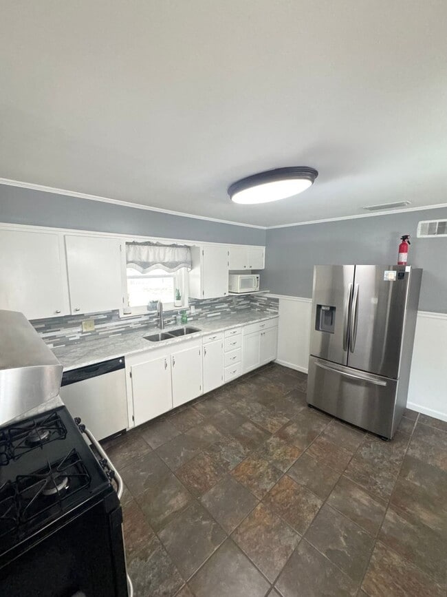 Building Photo - Broadmoor!