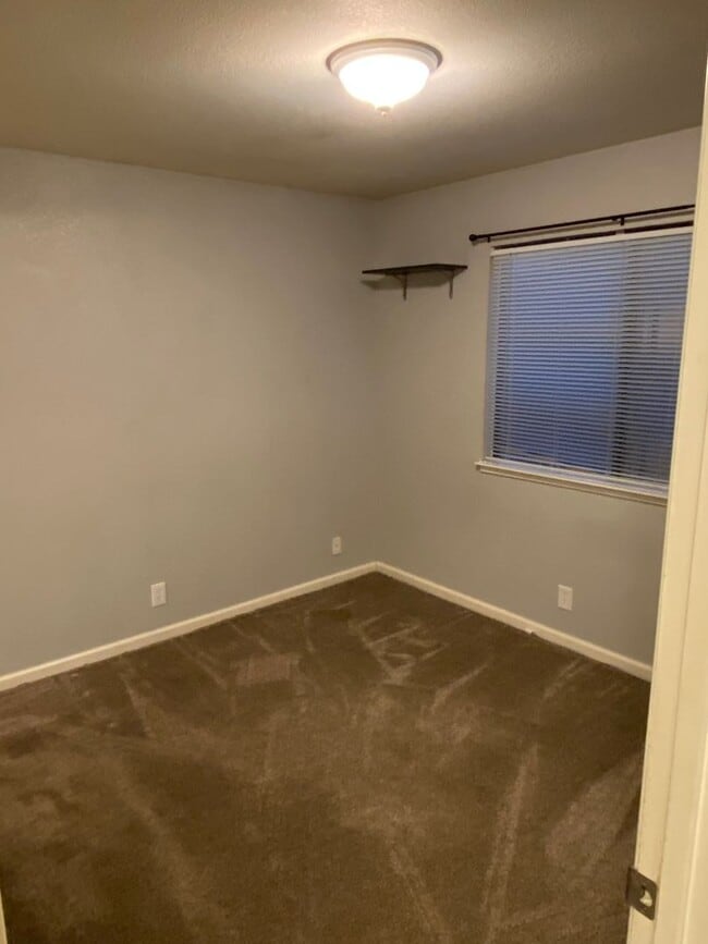 Building Photo - Cozy 3-Bedroom Condo with Washer/Dryer and...
