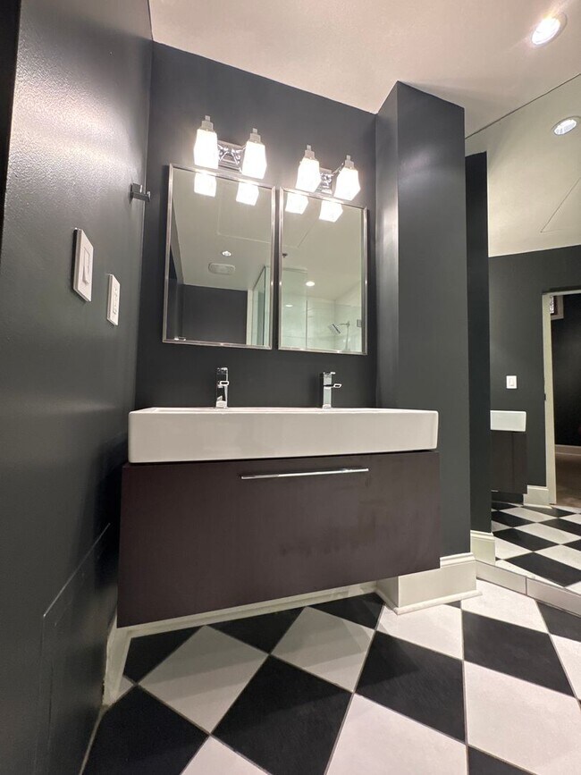 Building Photo - Iconic Kress Building 2BR Condo with Parking & Sound Panels