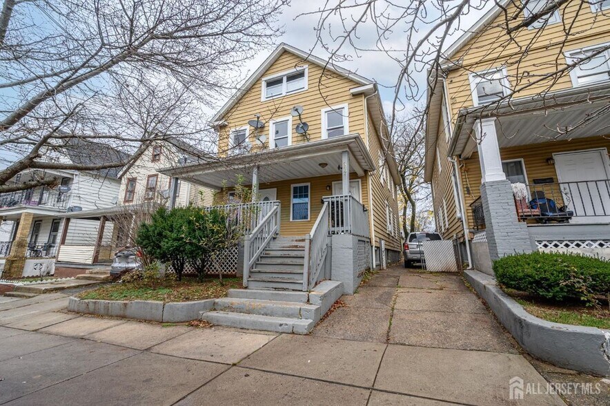 Building Photo - 377 Delavan St