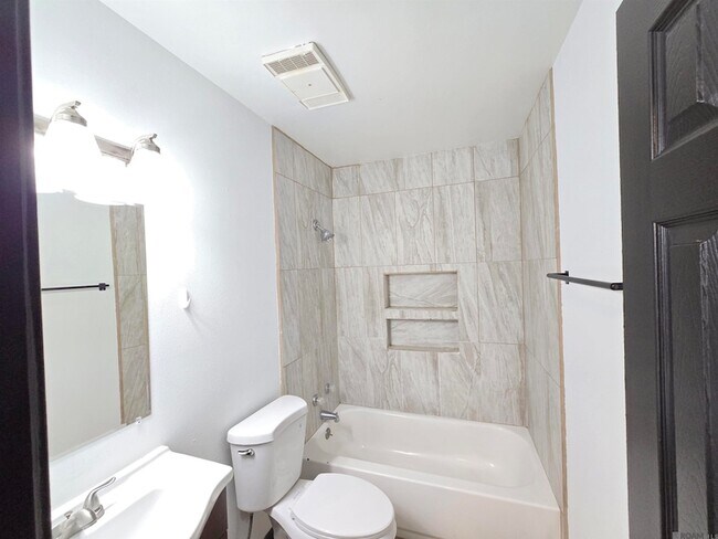 Building Photo - 947 Grebe St