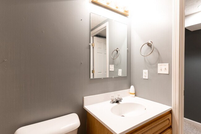 Building Photo - Welcome to this charming 3-bedroom, 2 full...