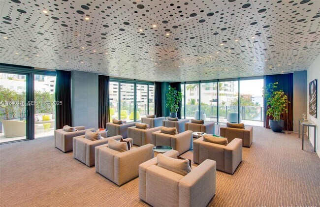 Building Photo - 460 NE 28th St