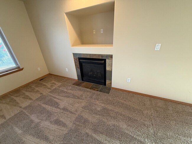 Building Photo - SE 4 Bdrm, 2.5 bath, New Flooring Throughout, Gas Heat/Fireplace, Double Garage
