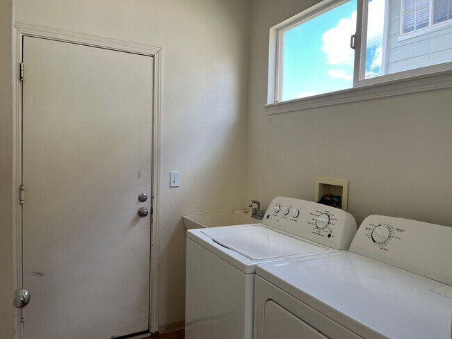 Building Photo - Ewa Gentry Large 2 story - 4 bedrooms, 3 b...