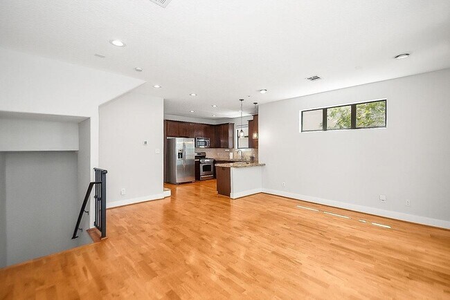 Building Photo - 1121 W 17th St