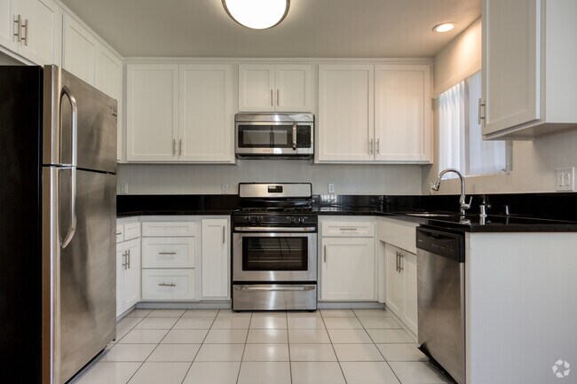 Building Photo - 326 San Vicente Blvd