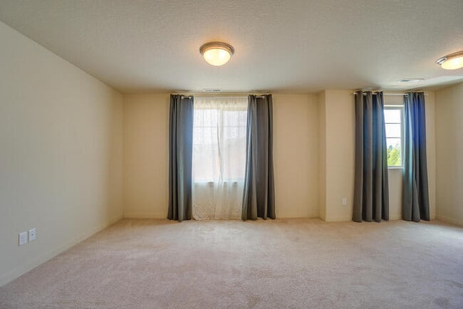 Building Photo - THREE BEDROOM HOUSE