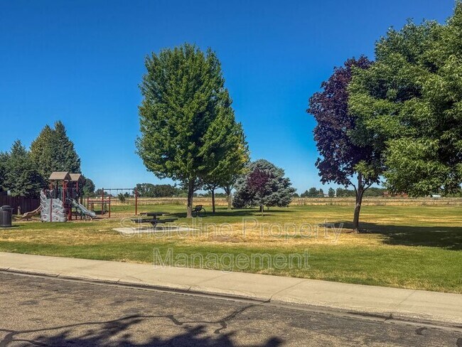 Building Photo - 3420 N Oakstone Ave
