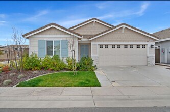 Building Photo - **Welcome Home to Your Dream Residence in Roseville!**