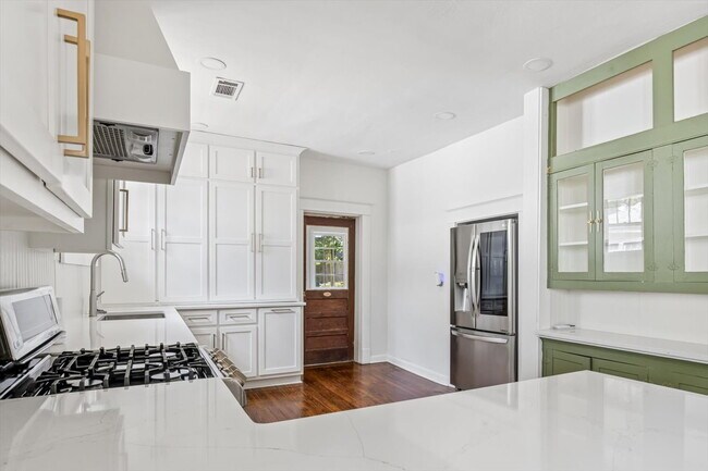 Building Photo - 3/2 fully updated with appliances included!
