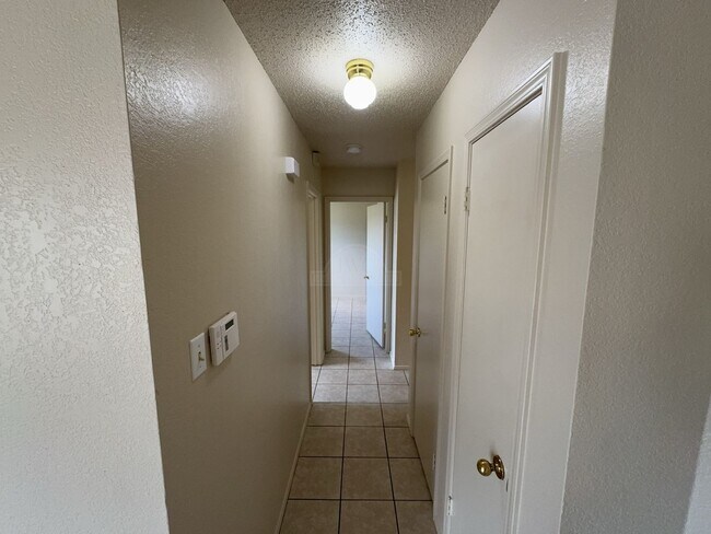 Building Photo - 2208 Hemlock Dr
