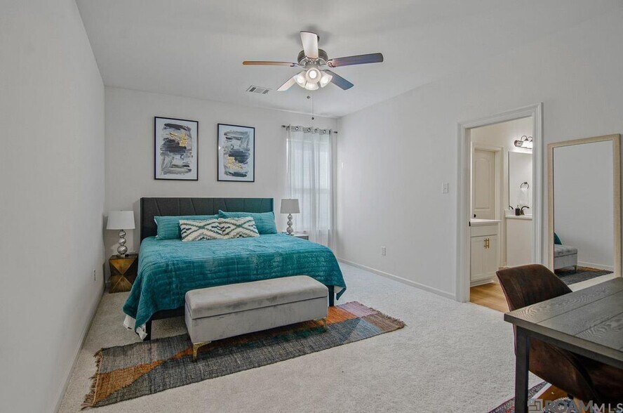 Building Photo - 5618 Cottage Lake Dr